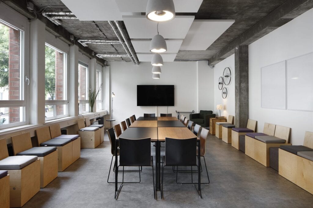 Offene Decke mit sichtbarer Lüftungstechnik, Factory Campus Düsseldorf