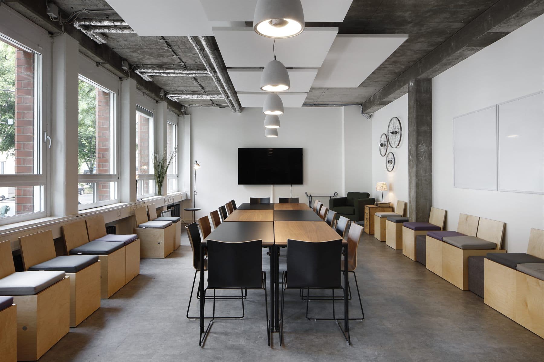 Offene Decke mit sichtbarer Lüftungstechnik im ausgebauten Coworking-Bereich, Factory Campus Düsseldorf